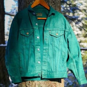 Green Levi’s jacket 💚💙